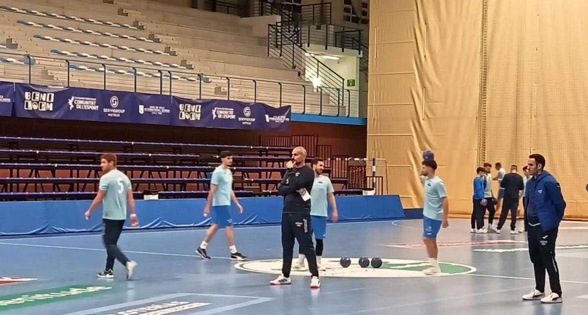 Marko Krivokapic, en el centro, esta semana en uno de sus primeros entrenamientos al frente del Benidorm.