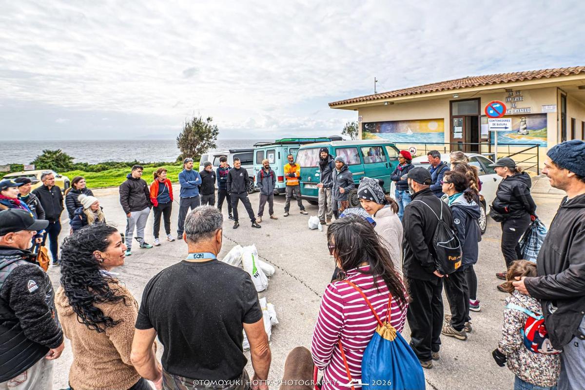 Una charla con voluntarios antes de iniciar una actividad de limpieza.