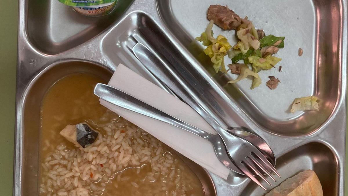 Bandeja de comida servida en el CEIP Hermanos Santa Florentina, gestionado por restaurante Casa Orenes.