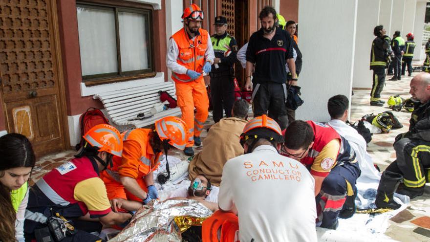 Sanitarios atienden a bomberos durante el incendio en La Chicharra, que tuvo lugar a finales de abril.