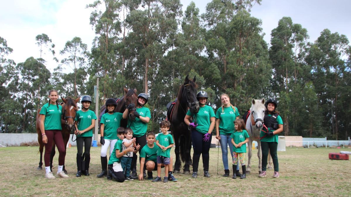 Un grupo de usuarios de diferentes edades de A Granxa de Fina.