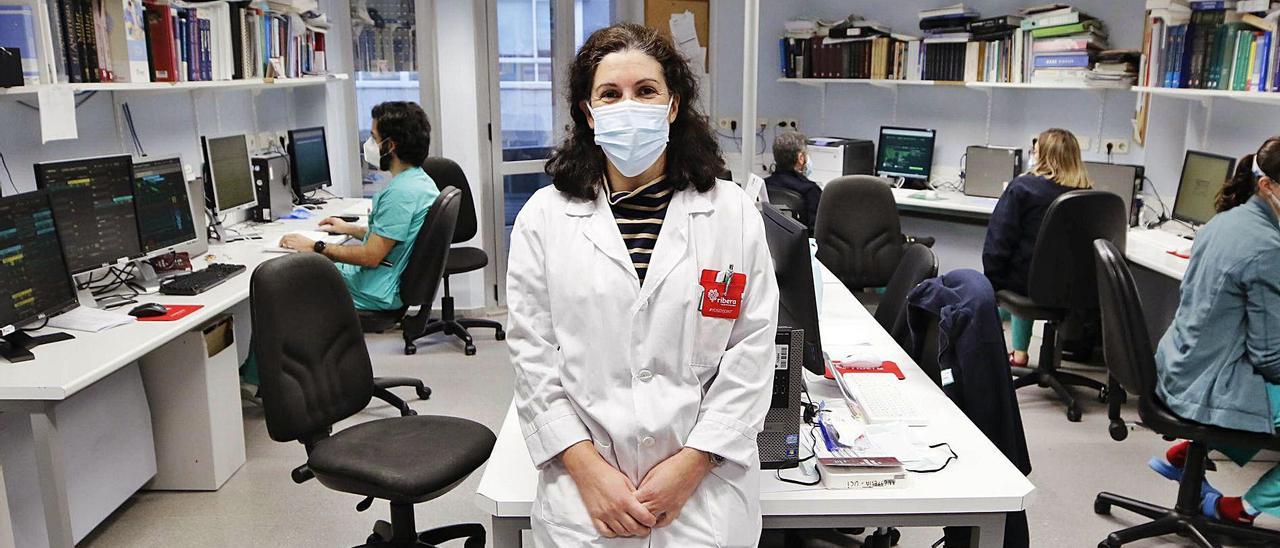 La responsable de la UCI para pacientes COVID de Povisa, Sonsoles Leal, en su mesa de trabajo. | // ALBA VILLAR