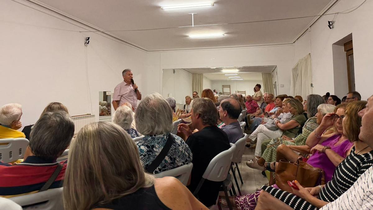 Numerosa asistencia a la charla de Constantino Blanco.