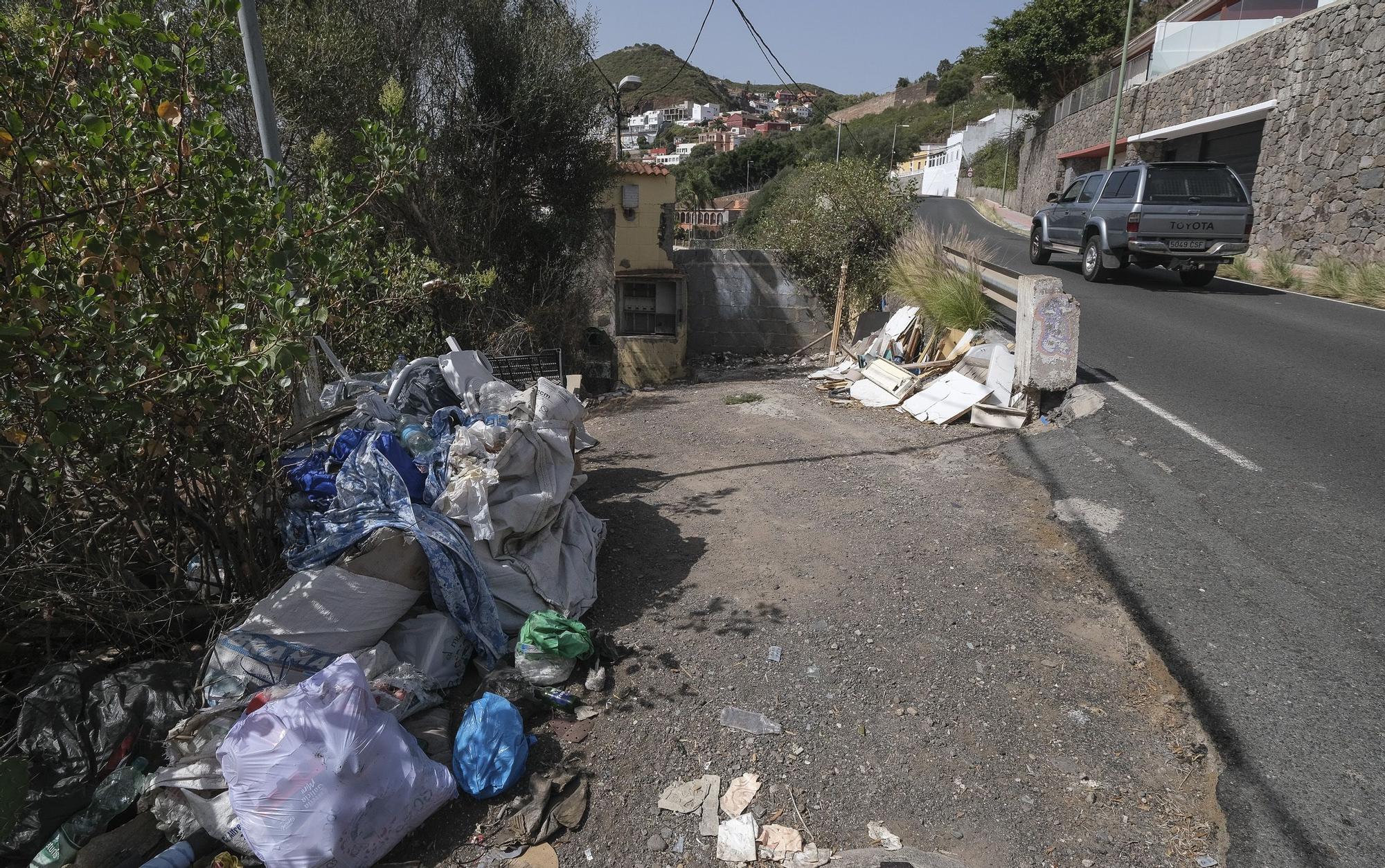 Falta de limpieza en las calles del barrio de El Fondillo en Las Palmas de Gran Canaria