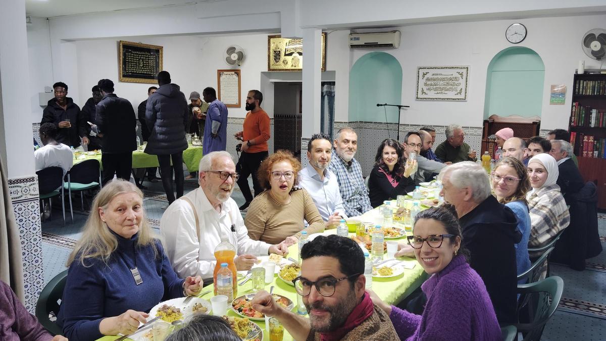 Participantes en la jornada de ruptura del ayuno del Ramadán, en la mezquita del Gurugú.