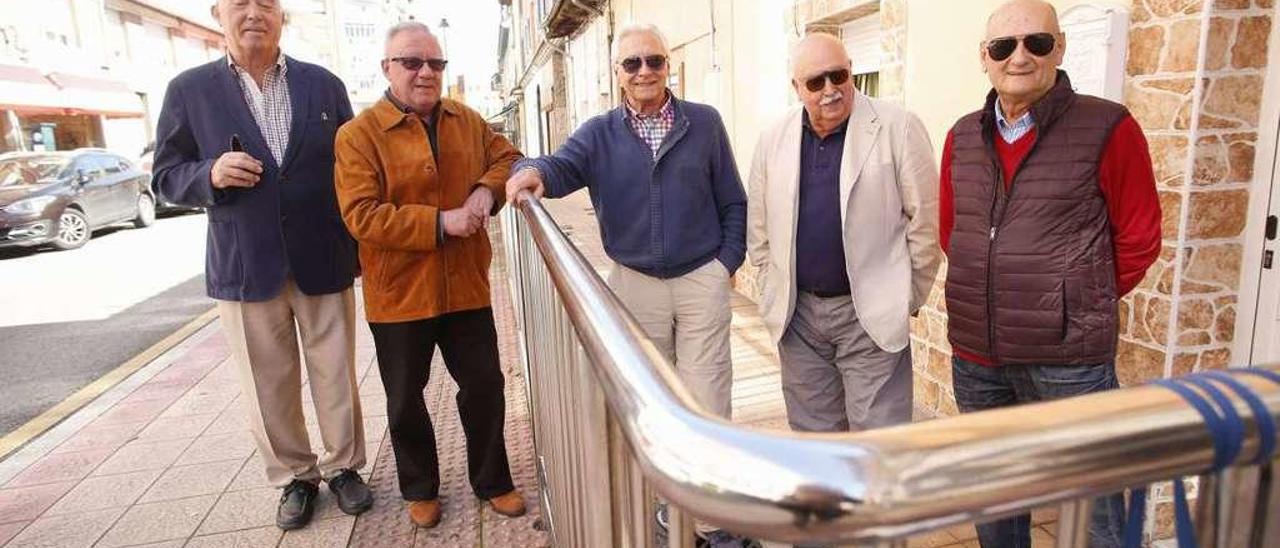 Lino Bernardo Fernández, Manuel González Iglesias, José Antonio Martín Salinero, Miguel Ángel Méndez y Jesús Franco, delante de su antiguo local de ensayo en la avenida de Portugal.