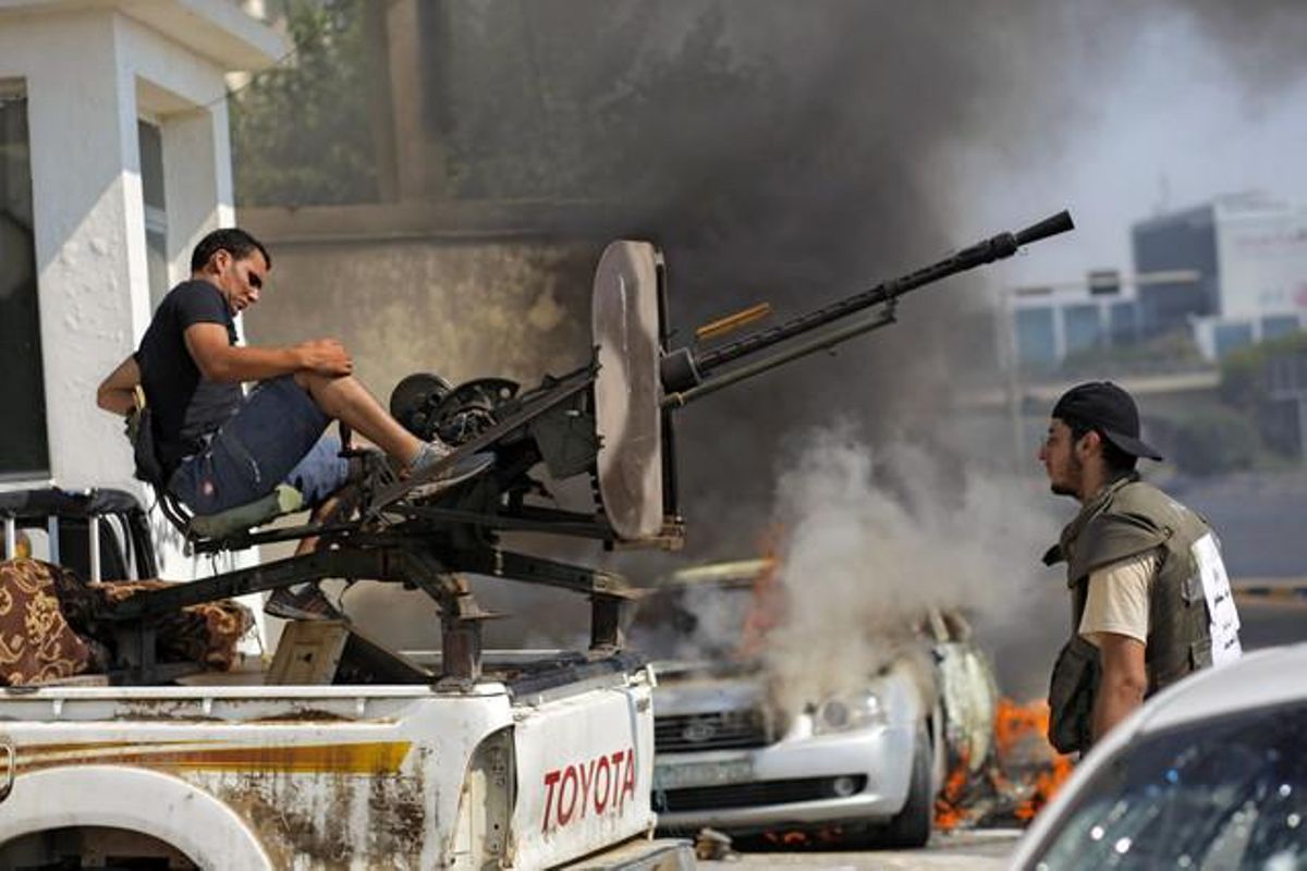 Insurgents libis es preparen per disparar a les forces pro-Gaddafi durant una lluita al centre de Trípoli (Líbia).