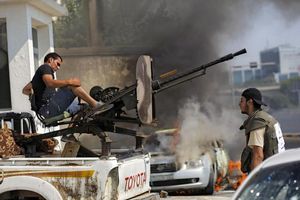 Insurgents libis es preparen per disparar a les forces pro-Gaddafi durant una lluita al centre de Trípoli (Líbia).