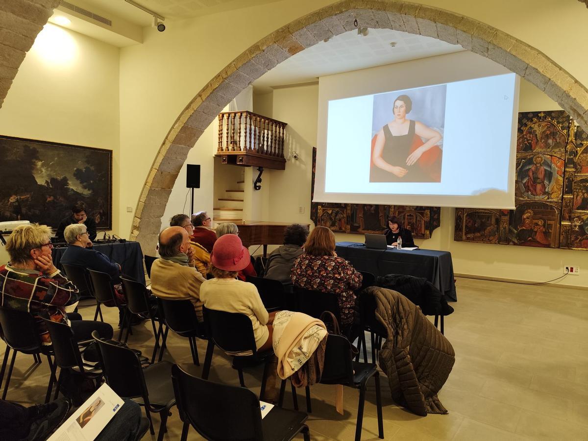 La historiadora de l'art Mariona Seguranyes oferint una xerrada sobre una peça d'Artur Carbonell, a Sitges, divendres passat.