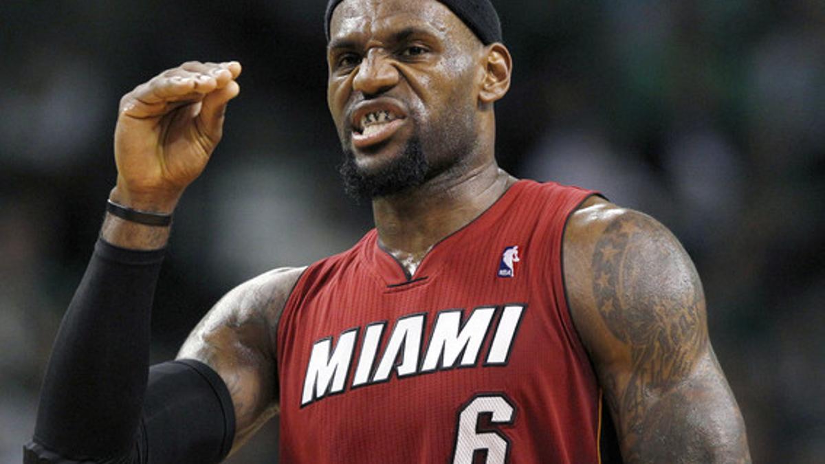 LeBron James gesticula durante el partido del jueves en Boston.