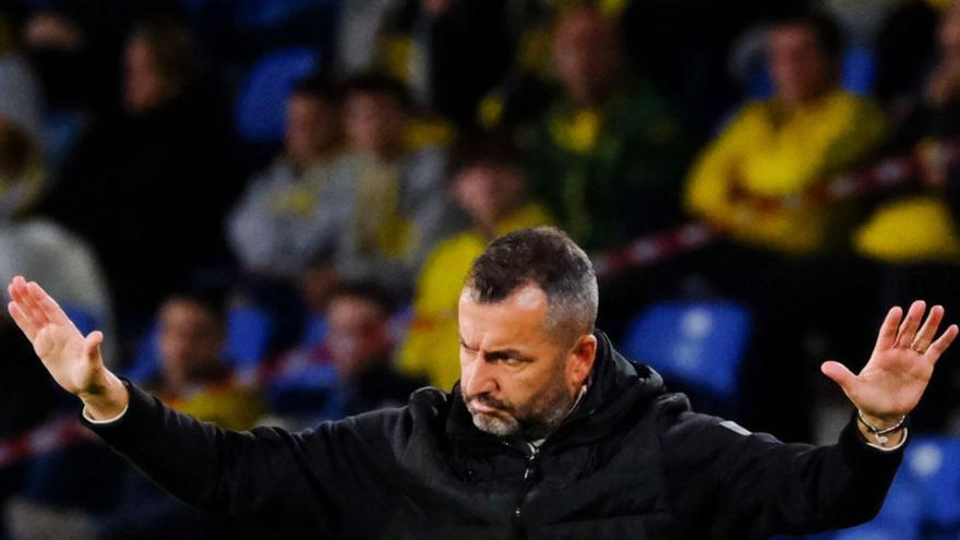Diego Martínez pide calma a sus jugadores, ayer. | JOSÉ CARLOS GUERRA