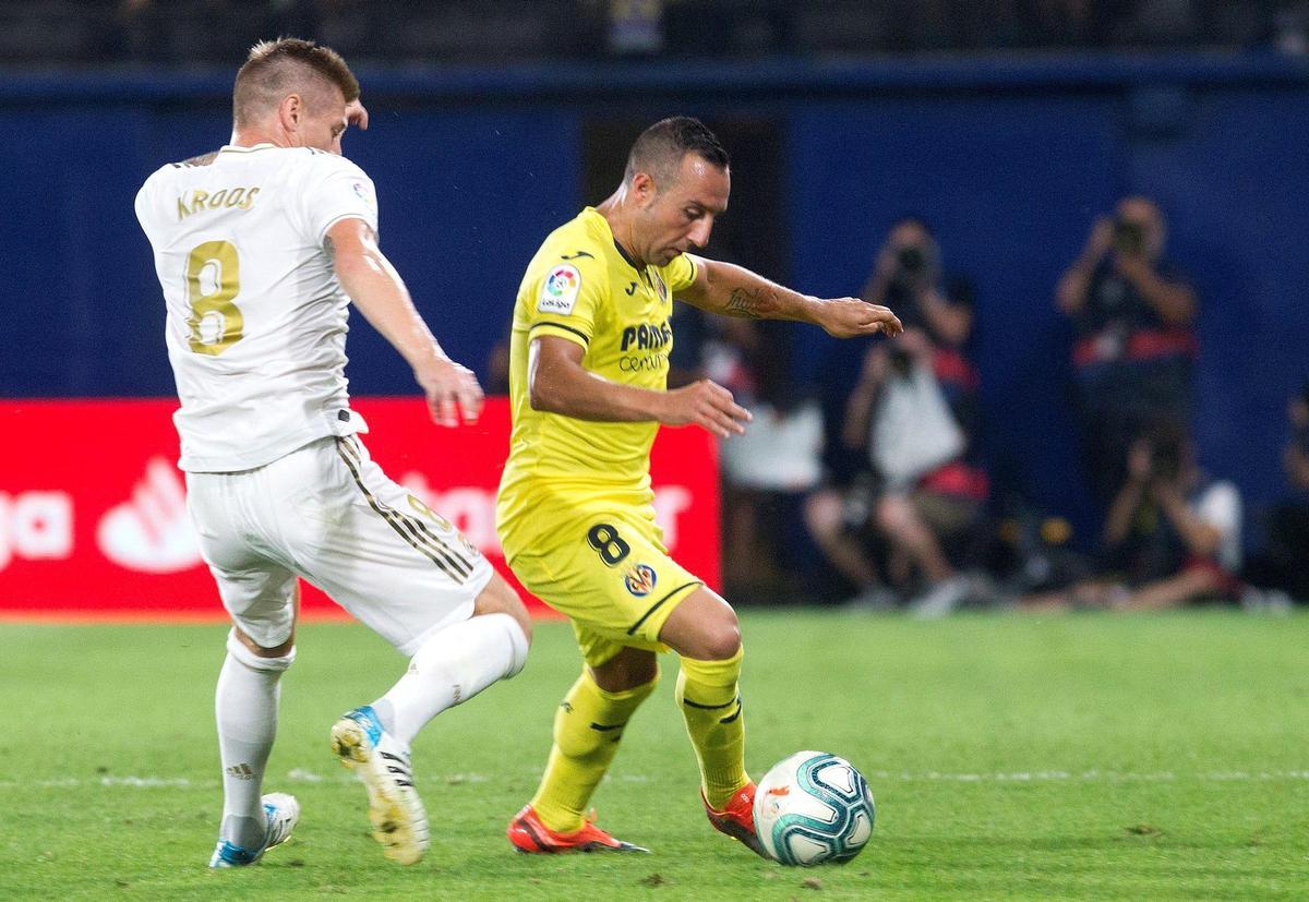 Toni Kroos, en La Cerámica, intenta robar un balón a Cazorla.