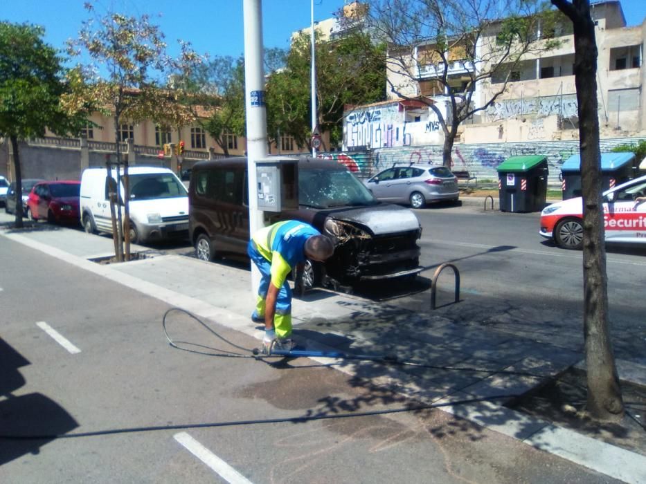 Queman seis contenedores de basura y un coche en la calle Jacint Verdaguer
