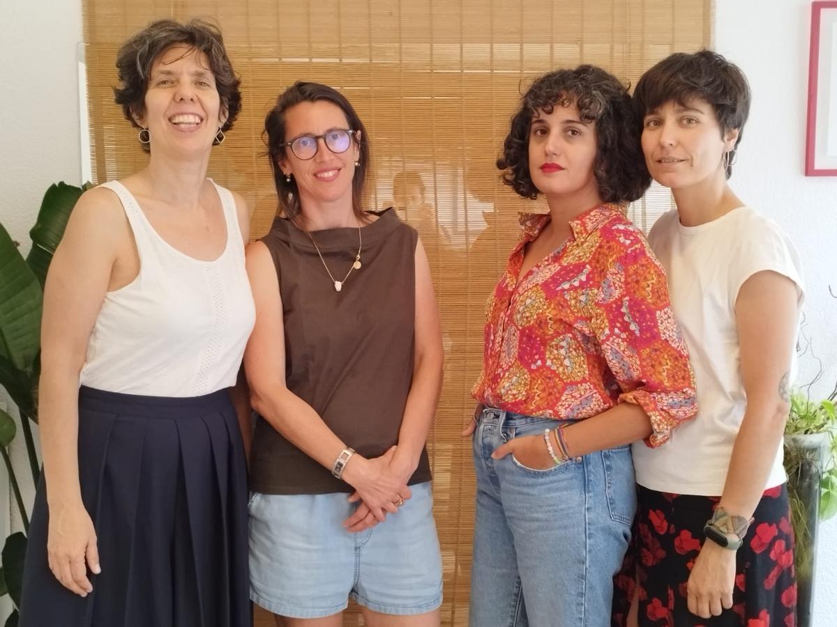 De izquierda a derecha: Tania R. Manglano, Alberta Mª Fabris, Adriana F. Caamaño y Elena del Estal, autoras del libro 'Señoras. Una guía integral de la salud en la menopausia' (ed. Arpa Práctica)