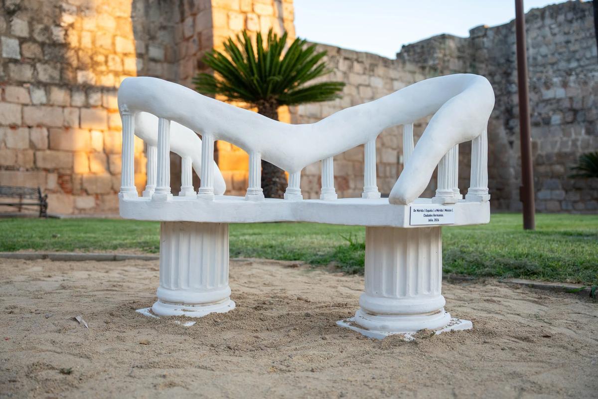 Las sillas "Tú y yo" y distintos momentos de su inauguración en el Parque de las Méridas del Mundo.