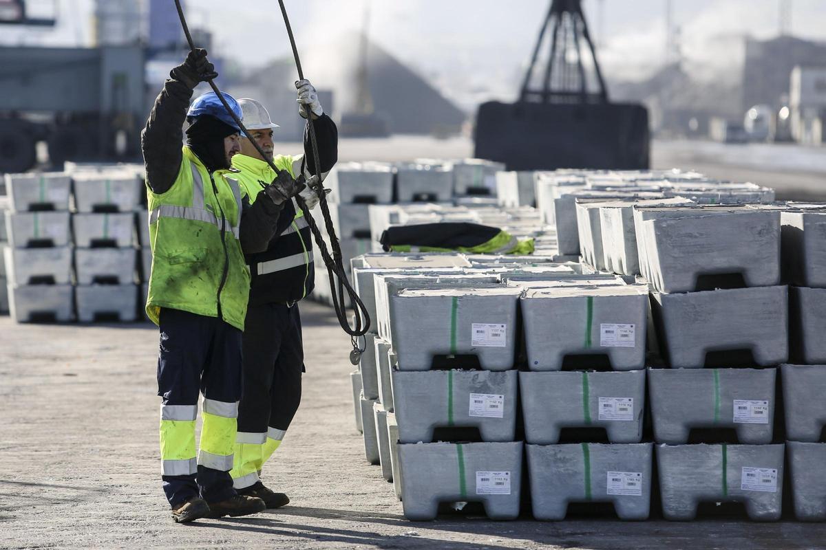 TRABAJOS DE CARGA Y DESCARGA, EN UNA IMAGEN DE ARCHIVO