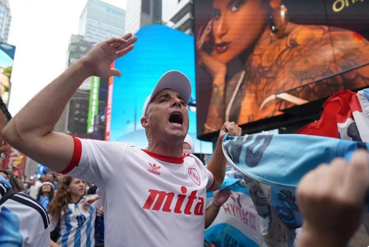 Miles de aficionados argentinos se dejan ver por las calles de Nueva York.