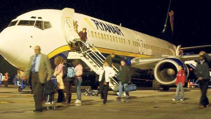 Pasajeros del vuelo Roma-Santiago de Ryanair desembarcan en el aeropuerto de Lavacolla.  // Jorge Leal