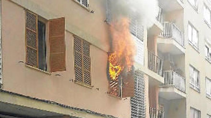 Die Flammen schlugen aus dem Fenster.