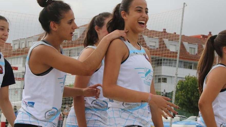 María Currás (derecha), junto a una de sus compañeras del BMP Pescados de Vigo. // Xoel Gil