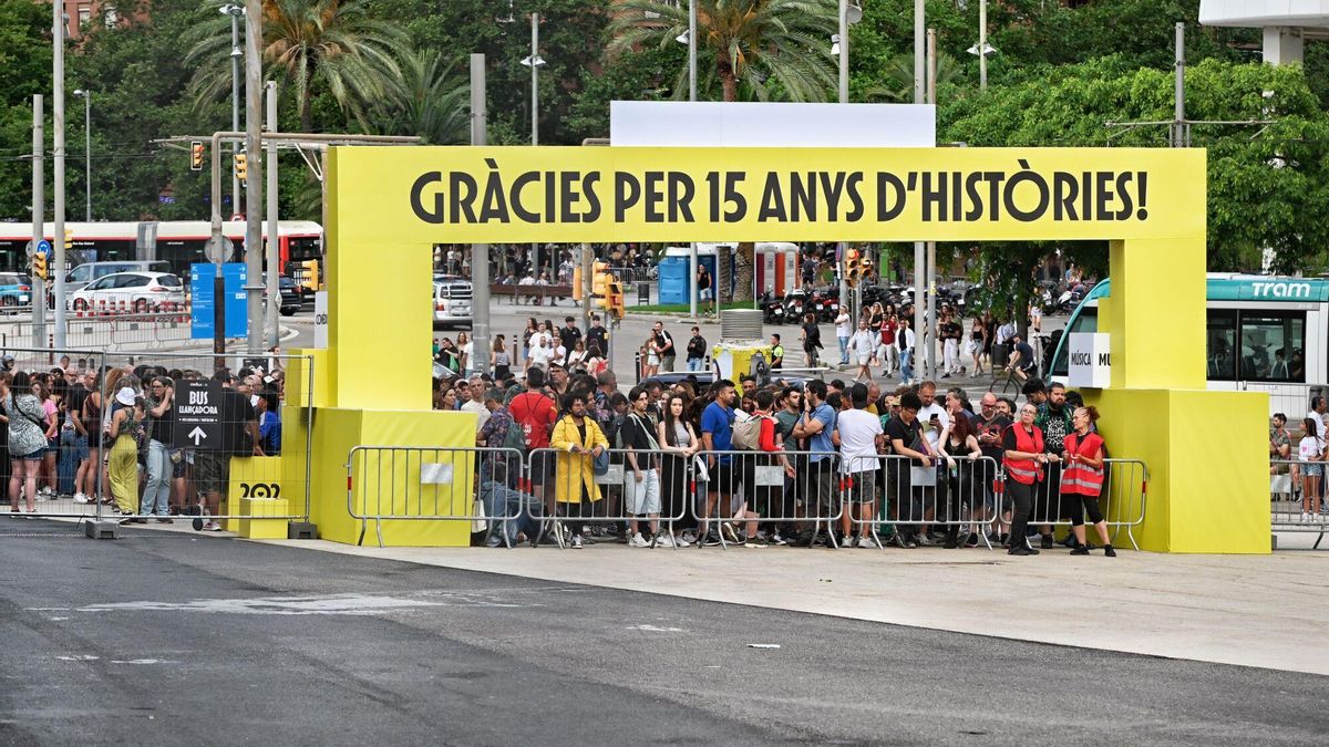 Público esperando la apertura de puertas la tarde del sábado en el Parc del Forum.