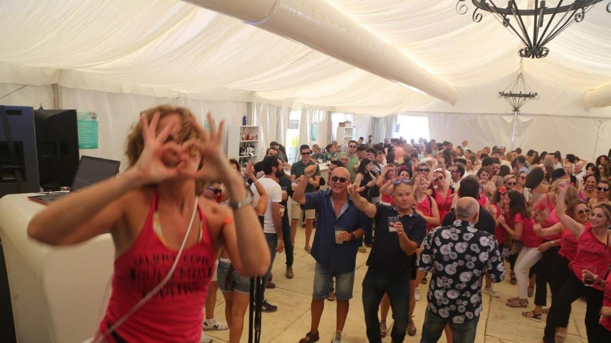 Ambiente de una de las casetas de la feria de Montilla.