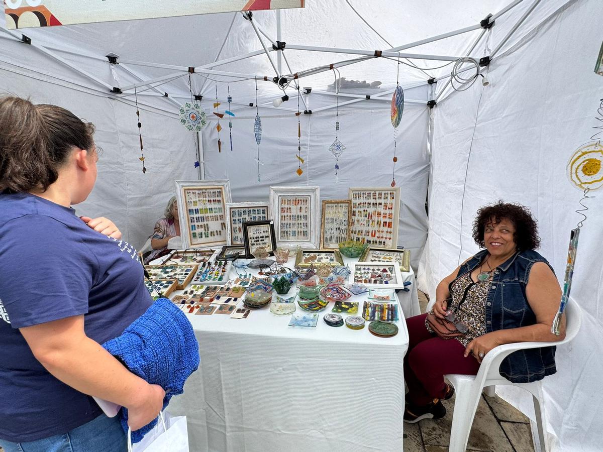 Alejandra Macías en su puesto de la feria celebrada en Gáldar