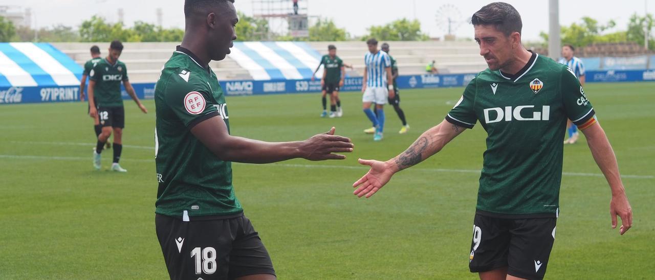 Kialy Abdoul Koné y Pablo Hernández, en el Atlético Baleares-Castellón (2-0).