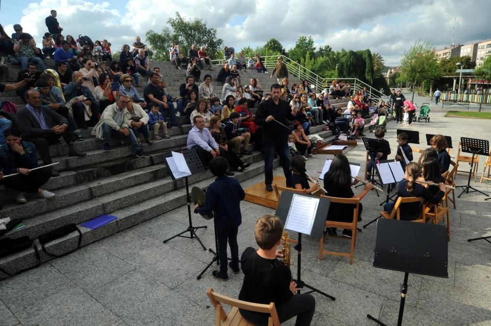 La explanada del Auditorio Municipal sirvió como escenario para la última actuación del curso de los alumnos de la Escola Municipal de Música "Bernardo del Río" de Vilagarcía