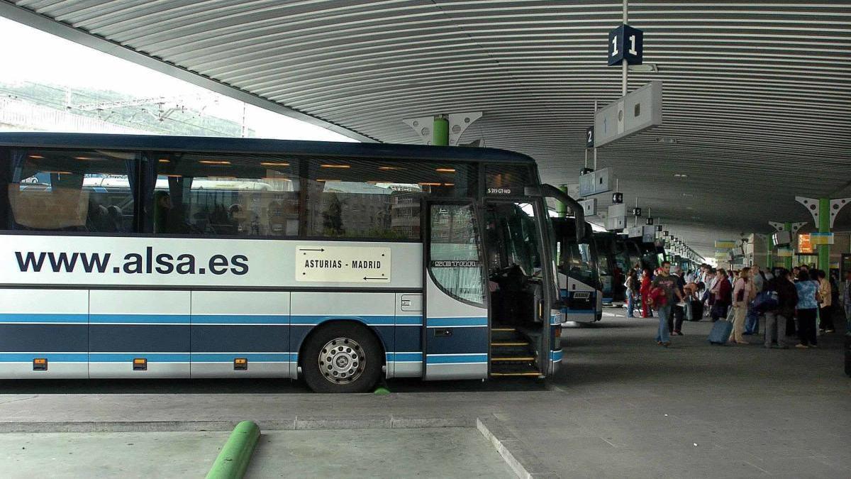 Alsa cede un autobús al Ejército para luchar contra el coronavirus en Mallorca