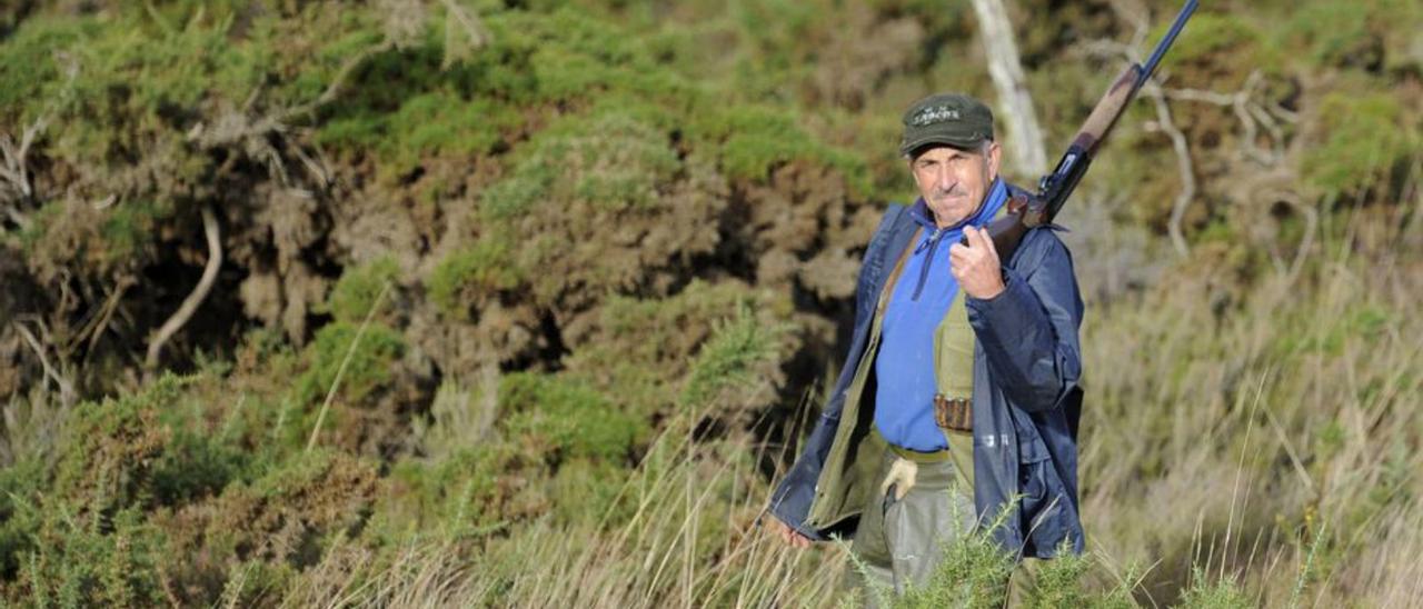 Un cazador, en los montes de Vilatuxe.   | // BERNABÉ/JAVIER LALÍN