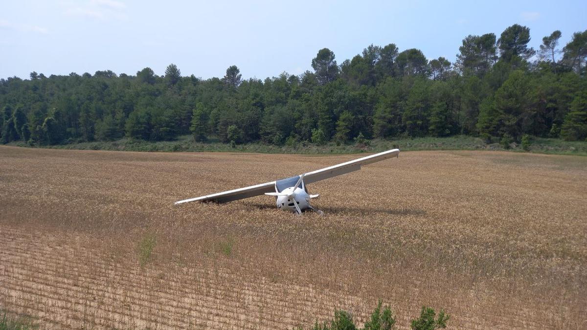 L'avioneta després d'aterrar a un camp de Gaià