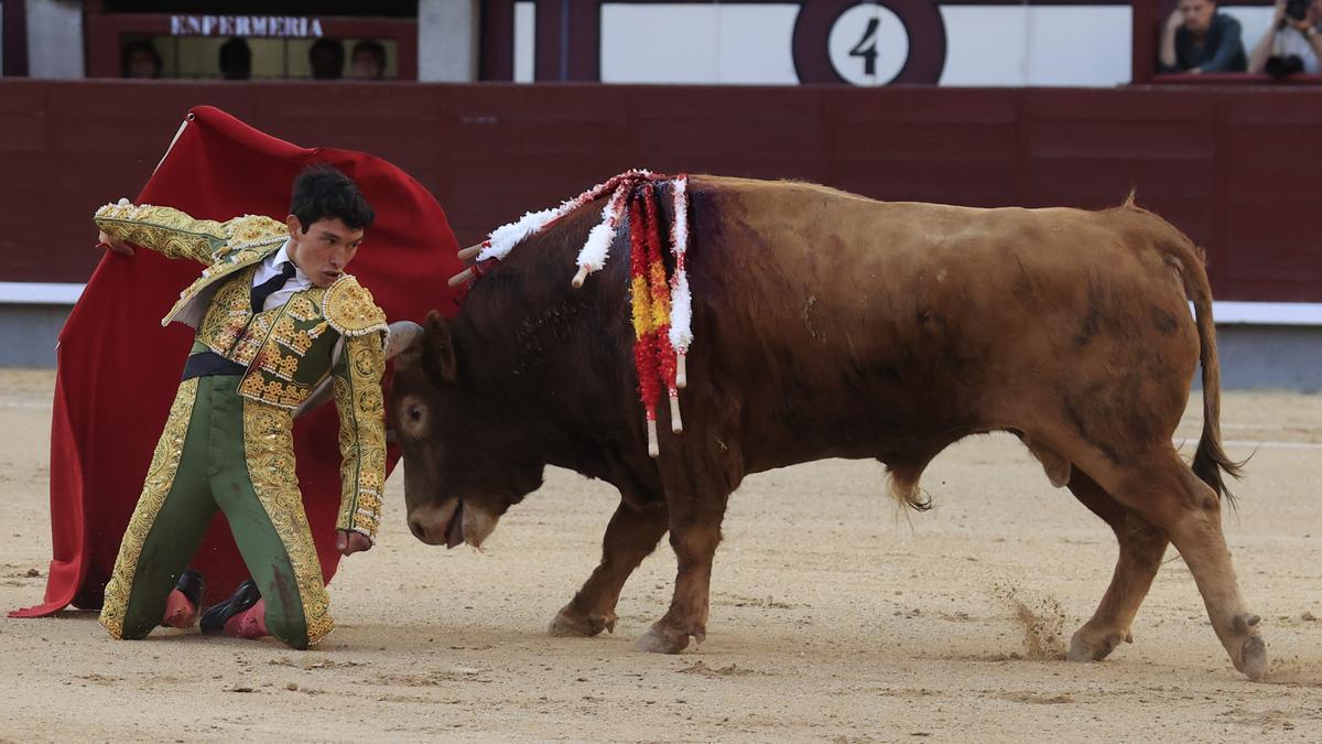 Isaac Fonseca da un pase a su segundo novillo este lunes, en Las Ventas de Madrid.