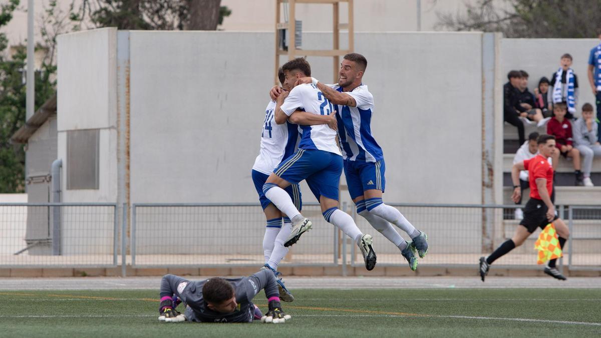 Jugadores de La Unión celebran uno de los tantos ante el Cádiz B