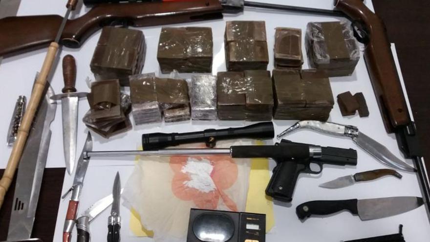 Intervienen más de ocho kilos de hachís y armas en el aviso de un robo en Cheste