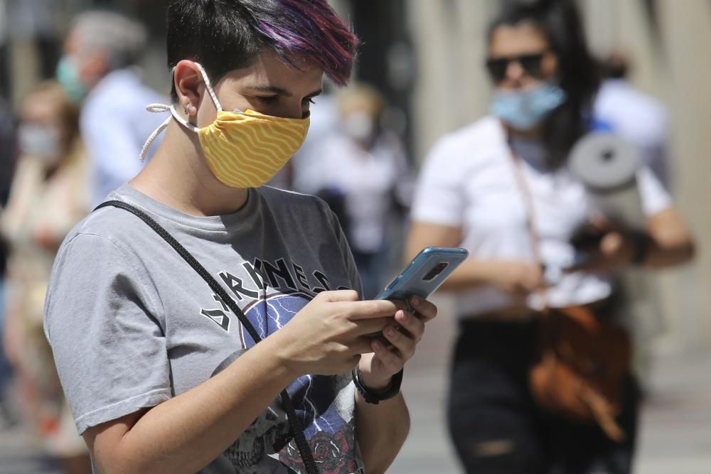 Mascarillas de todos los colores en Asturias en el primer día de uso obligatorio