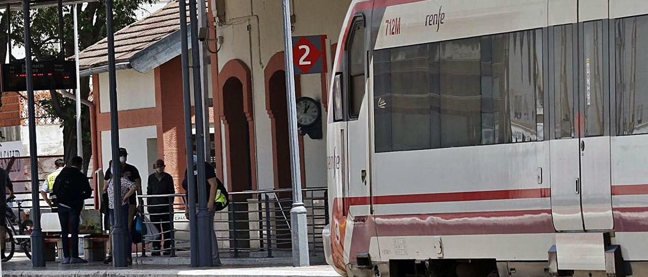 Los andenes lucen estos días sin las aglomeraciones que eran habituales hace un par de meses.