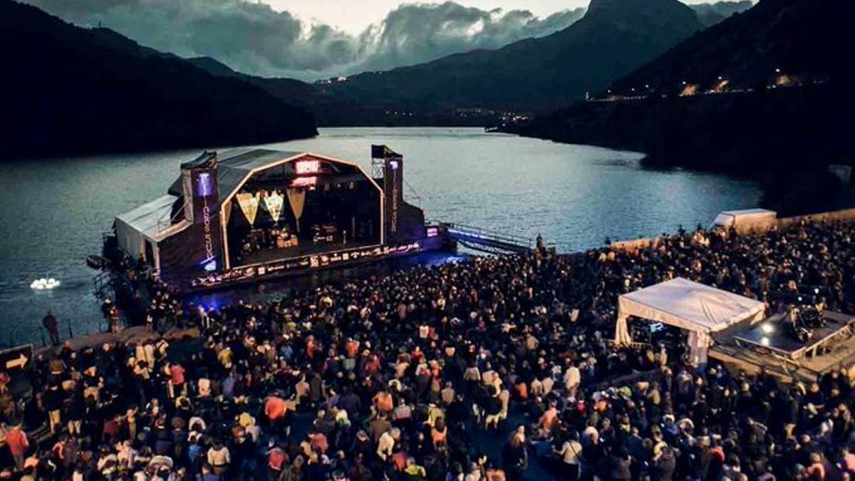 El escenario flotante de Lanuza.