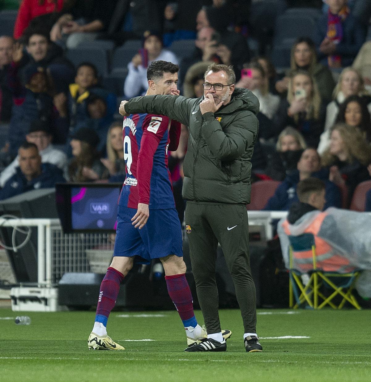 Lewandowski se dirige a Óscar al sustituirle durante el partido de liga entre el FC Barcelona y la UD Las Palmas.