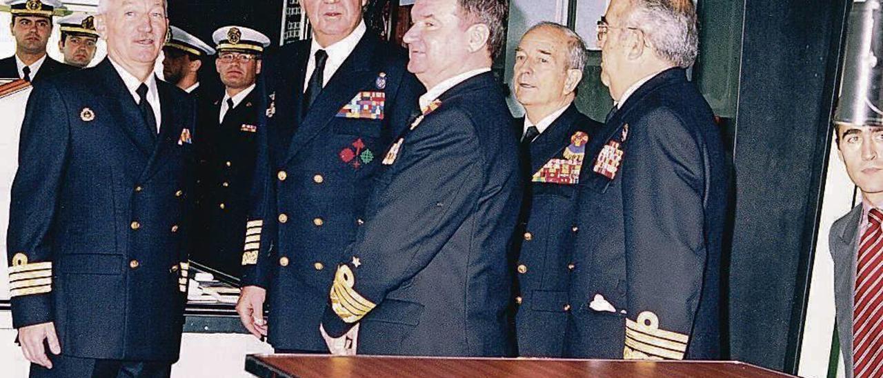 Recibe al Rey Juan Carlos, de visita en el buque Castilla , en 2001, junto al Jefe de Estado Mayor de la Defensa, Jefe de la Armada y Almirante de la Flota.