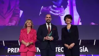 El hospital Clínico Universitario recibe el Aragonés del Año en la categoría Ciencia y Tecnología