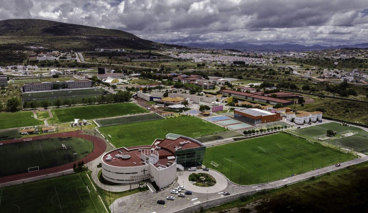A la izquierda, vista general de la ciudad deportiva de Pachuca, que se extiende en torno a 40 hectáreas. Sobre estas líneas, Jesús Martínez en una habitación del hospital.