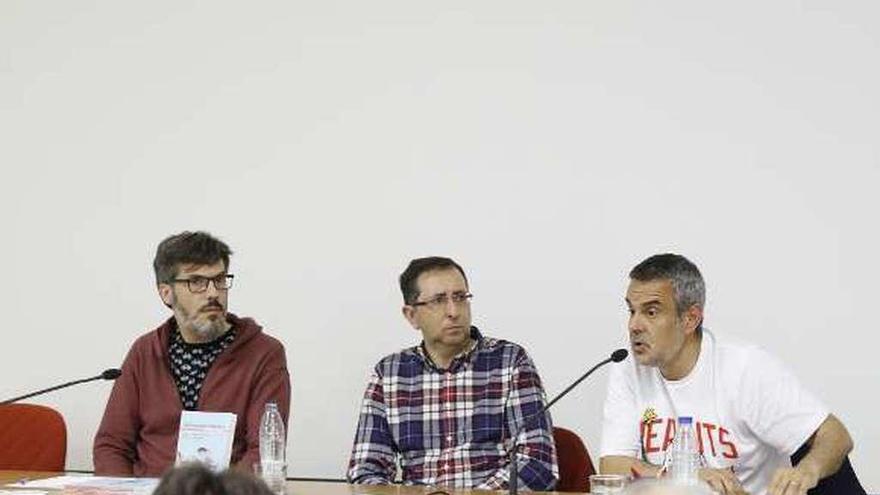 Al fondo, por la izquierda, Saúl Martín Fernández, Óscar Cudeiro y Rafa Gutiérrez, durante la mesa redonda.