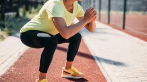 Una runner haciendo sentadillas durante su entrenamiento
