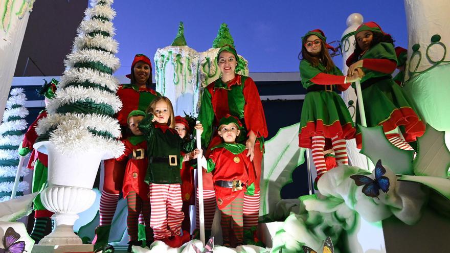 Preciosos Elfos llenaron de alegría y magia las calles de Guía en la Gran Cabalgata de Navidad