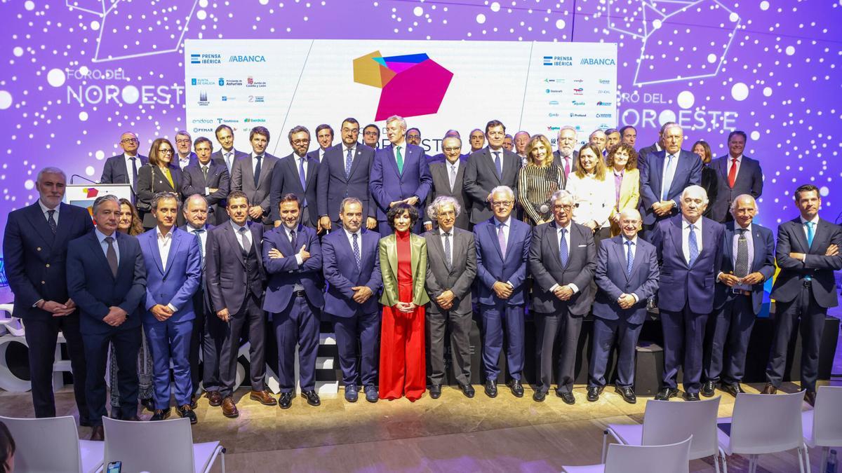 Foto de familia de los participantes en el Foro del Noroeste, organizado por Prensa Ibérica en Santiago.