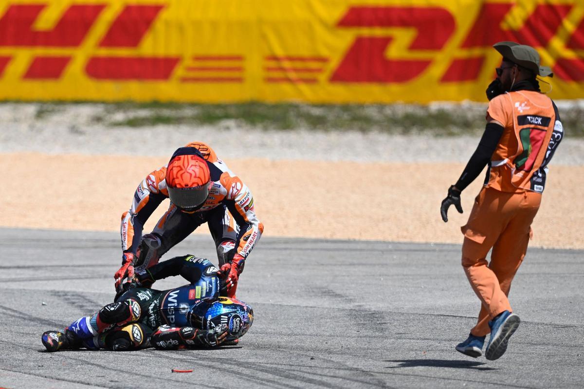 Incomprensible error de Márquez ya que, en una fuerte frenada, en la segunda vuelta, cuando iba cuarto, perdió el control de su moto, dribló como pudo a Martín y acabó estrellándose, de forma contundente y peligrosísima, contra el cuerpo de Oliveira, al que tiró sobre el asfalto.