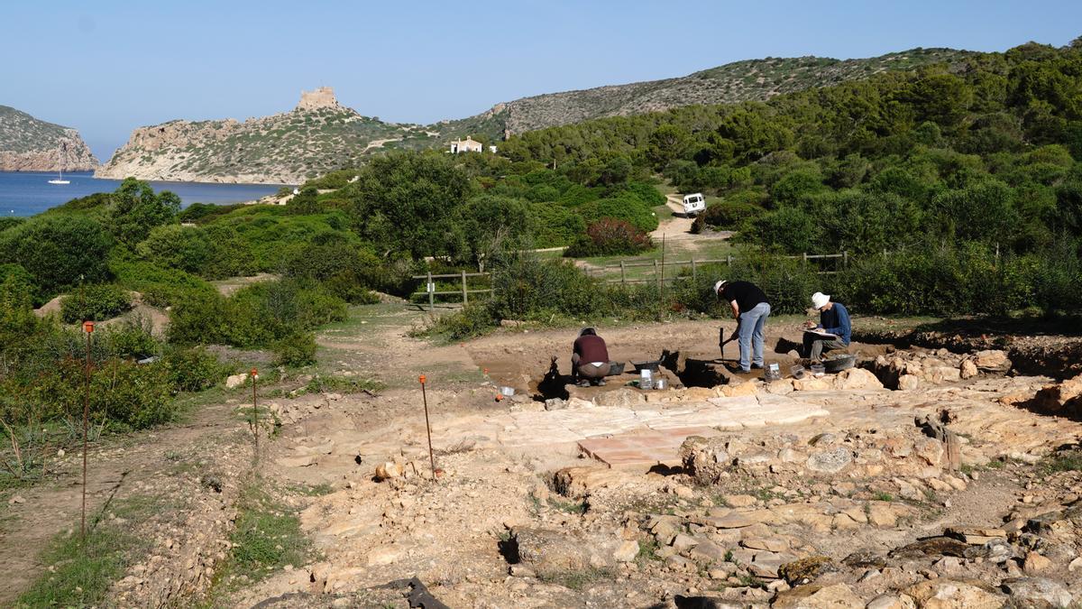 Arqueólogos trabajando en el yacimiento del monasterio bizantino de Cabrera