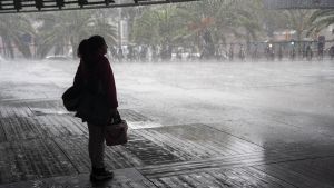Barcelona. 30/10/2024. Barcelona. Llega la DANA a la costa barcelonesa e inunda momentáneamente un tramo de carretera en la Vila Olímpica. AUTOR: Marc Asensio Barcelona, Catalunya, España, lluvia, tiempo, DANA, tormenta, playa, costa barcelonesa, Estación de Francia, Vila Olímpica