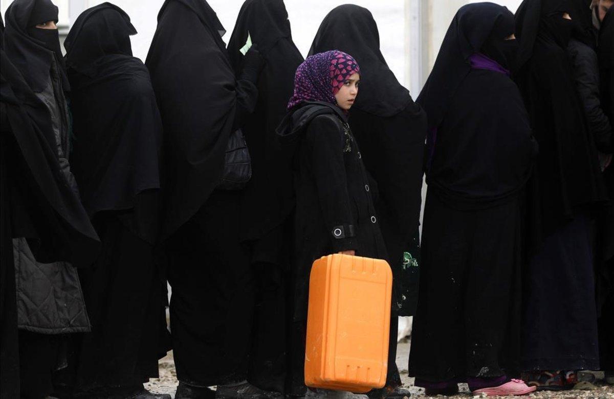 zentauroepp46470806 topshot   syrian women queue to collect items of delivered a190115183539